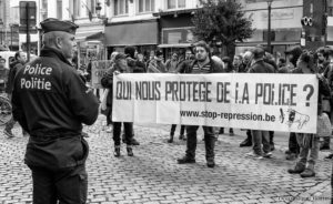Qui nous protège de la police?