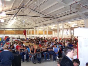 Assemblée générale de la coopérative textile Venezuela Avanza 7542, du nucleo (centre de développement endogène) Fabricio Ojeda, dans le barrio (favela) Gramoven de Caracas. Cette usine, qui emploie environ 450 personnes, fabrique essentiellement des T-shirts et des casquettes. Le nucleo Fabricio Ojeda compte pas moins de 40 coopératives et missions sociales, qui servent à près de 30000 personnes par mois. La coopérative est financée en grande partie par l'argent public provenant de la PVDSA, l'entreprise pétrolière vénézuélienne. Caracas (Venezuela)/2005/12/08/Sébastien Ville
