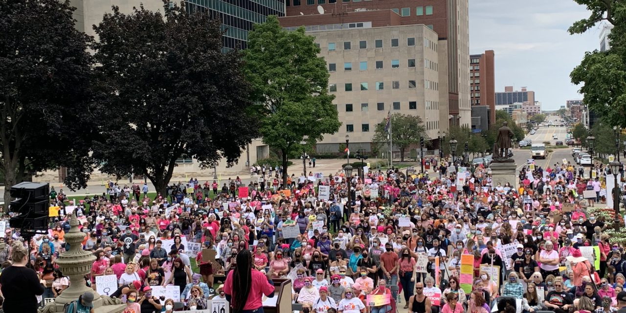 États-Unis : des dizaines de milliers de femmes marchent pour le droit à l’avortement