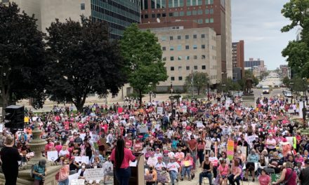 États-Unis : des dizaines de milliers de femmes marchent pour le droit à l’avortement