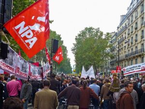 Drapeau du NPA dans une manifestation contre la réforme des retraite à Paris, le 2/10/2010
