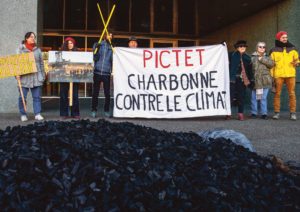 Photo : Action de solidarité avec Lützerath devant la banque Pictet, quatrième investisseur mondial et premier investisseur suisse de RWE, l’entreprise qui gère la mine de charbon de Garzweiler, une bombe climatique. Genève, jeudi 19 janvier 2023. Pictet investit 720 millions de dollars dans la multinationale via son… fonds vert. (solidarites.ch)