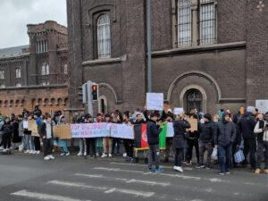 Photo : Rassemblement devant le Petit-Château à Bruxelles, le 24 février 2023. (Gauche anticapitaliste / CC BY-NC-SA 4.0)