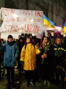 « L’empire doit chuter. Les féministes de Russie sont solidaires de l’Ukraine.» Rassemblement de membres de la Résistance antiguerre féministe, Cologne, 26 février 2023.