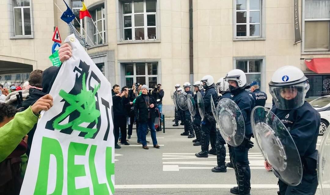 Arrestation violente d’un étudiant lors d’une manifestation syndicale en soutien aux travailleurs à Delhaize !