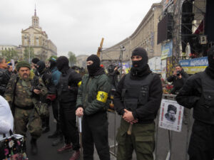 Militants du Secteur Droit portant le Wolfsangel (symbole nazi) lors d'un rassemblement sur la place de l'Indépendance à Kiev. 2014 (source : Wikimedia Commons)