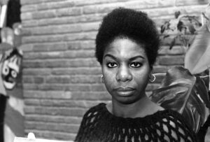 Image : Nina Simone lors d'une interview pour son album "Pastel Blues" (1965) (source : Wikimedia Commons)