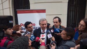 José Antonio Kast après l'enregistrement du Parti républicain du Chili dans le service électoral (Servel) (Wikimedia Commons, 2019).