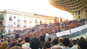 Manifestación del Movimiento 15-M en Metropol Parasol (Plaza de la Encarnación), Sevilla. Imagen tomada el 20 de mayo de 2011 Manifestation du mouvement 15-M au Metropol Parasol (Plaza de la Encarnación), Séville. Image prise le 20 mai 2011