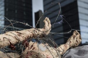 Une-statue-figure-dun-homme-pris-au-piege-des-barbeles-portee-lors-de-la-manifestation-pour-la-regularisation-des-personnes-sans-papiers-Marjorie-Goffart-930x620-1.jpg