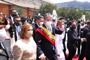 President Lasso outside after his inauguration, 24 May 2021 Le président Lasso à l'extérieur après son investiture, 24 mai 2021