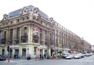 Photo : Palais du Midi, boulevard Lemonnier, architecte Wynand Janssens, Bruxelles 1880 (Wikimedia Commons).