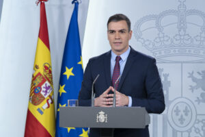 Espagne ministre sanchez 2020 Crédit Photo: Comparecencia de Pedro Sánchez para declarar el primer estado de alarma por la pandemia de coronavirus en España. Pool Moncloa/Borja Puig de la Bellacasa. 2020. Ministry of the Presidency. Government of Spain, via Wikimedia Commons(https://www.lamoncloa.gob.es/multimedia/galeriasfotograficas/consejoministros/Paginas/2020/120320-consejo.aspx).