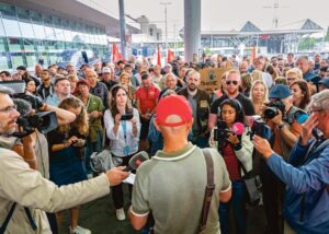 Photo : Point presse durant la grève, vendredi 30 juin 2023 (Éric Roset pour solidarites.ch).