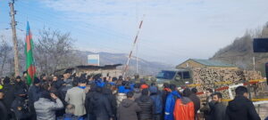 Manifestant·e·s azerbaïdjanais·es pendant le blocus du corridor de Latchine en 2022 (source : wikimedia commons, Aykhan Zayedzadeh)