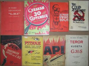 Tracts de propagande accusant le Parti communiste indonésien d'être responsable du mouvement du 30 septembre (1965). (source : wikimedia commons, Davidelit)
