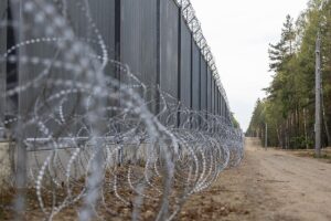 Barrière frontalière entre la Pologne et la Biélorussie construite en 2022-2023. Elle a été construite par la Pologne pour stopper l'immigration illégale en provenance de la Biélorussie. Poland Belarus border