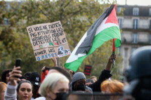France, Paris, 2023-10-12. A banner with the slogan "If you' e not careful, the media will make you hate the oppressed and love the oppressors (Malcolm X)" and a palestinian flag. Banned rally in support of palestinian poeple. Photograph by Martin Noda / Hans Lucas France, Paris, 2023-10-12. Une pancarte avec le slogan "Si vous ne faites pas attention les medias vous feront detester les oppimes et aimer les oppresseurs (Malcolm X)" et un drapeau palestinien. Rassemblement interdit en soutien du peuple palestinien. Manifestation contre les violences sexuelles et sexistes. Photographie de Martin Noda / Hans Lucas