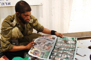 Hamas Propaganda Found During Search Propagande de Hamas trouvée lors d'une opération militaire israélienne à Gaza