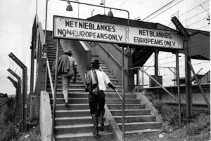 Panneaux dans une gare sud-africaine pendant la période de l'apartheid. (source : Den Store Danske)