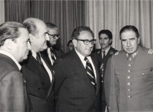 Photo : Rencontre entre Henry Kissinger et le dictateur chilien Augusto Pinochet en 1976 (Ministerio de Relaciones Exteriores de Chile, CC BY 2.0 CL, via Wikimedia Commons)