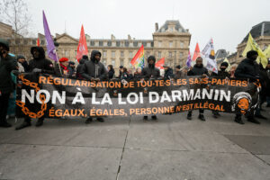 Photo : Manifestation contre la loi Darmanin à Paris, le 14 janvier 2024. (Photothèque Rouge / Martin Noda / Hans Lucas)