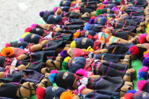 Poupées fabriquées dans les communautés zapatistes autonomes en vente au deuxième festival de cinéma « PUY TA CUXLEJALTIC » (source : wikimedia commons)