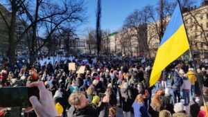 Manifestation organisée à Esplanadi, dans le centre d'Helsinki, en Finlande, le 26 février 2022. La manifestation a protesté contre l'invasion russe de l'Ukraine en 2022. Elle a été organisée collectivement par les organisations de jeunesse des principaux partis politiques finlandais. (source : wikimedia commons)