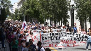 Manifestant·e·s contre le nouveau projet de loi du gouvernement sur l'éducation défilant jusqu'au Parlement grec à Athènes le 9 juin. (source : 902.gr)