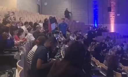 Alexander De Croo interpellé à ULB : Stop à la complicité avec l’État d’Israël !